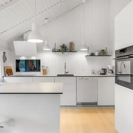 Julie - 1-5km From The Sea By Interhome