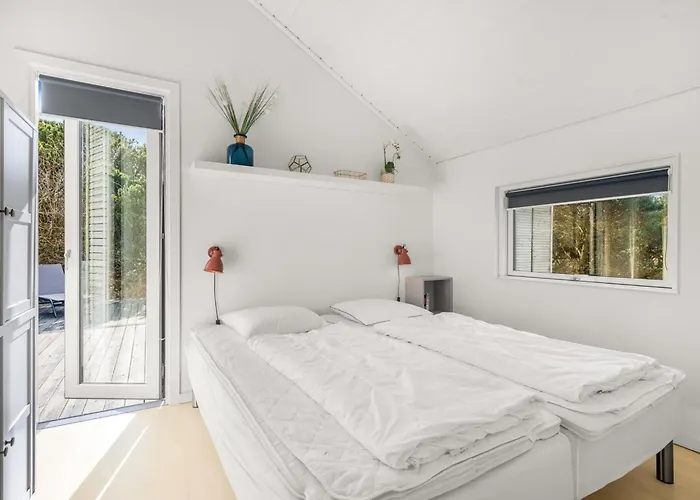 Julie - 1-5km From The Sea By Interhome